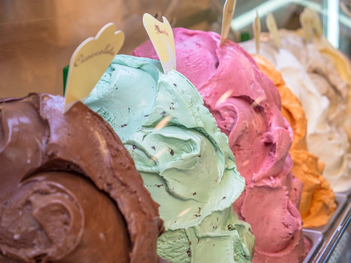 Kem Gelato, Italy: Gelato trong tiếng Italy nghĩa là “đông lạnh”, thành phần chủ yếu là sữa, một ít kem và rất ít hoặc không có trứng. Gelato được đánh chậm hơn kem bình thường và trữ ở nhiệt độ cao hơn một chút. Thành phẩm là kết cấu mượt mà, ít béo, ít khí và giàu hương vị.