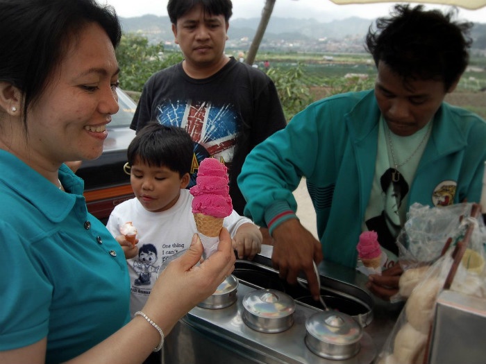 Kem “bẩn”, Philippines: Kem này còn được gọi với tên sorbets, hay “kem bẩn”. Thực tế thì kem được làm từ sữa dừa và bột sắn mà không hề có chút “bẩn” nào cả. Tên gọi này là do kem được bán dạo phổ biến ở các đường phố trên những chiếc xe nhỏ. Kem có các vị xoài, khoai môn, phô mai, thường được đựng trong vỏ ốc quế.