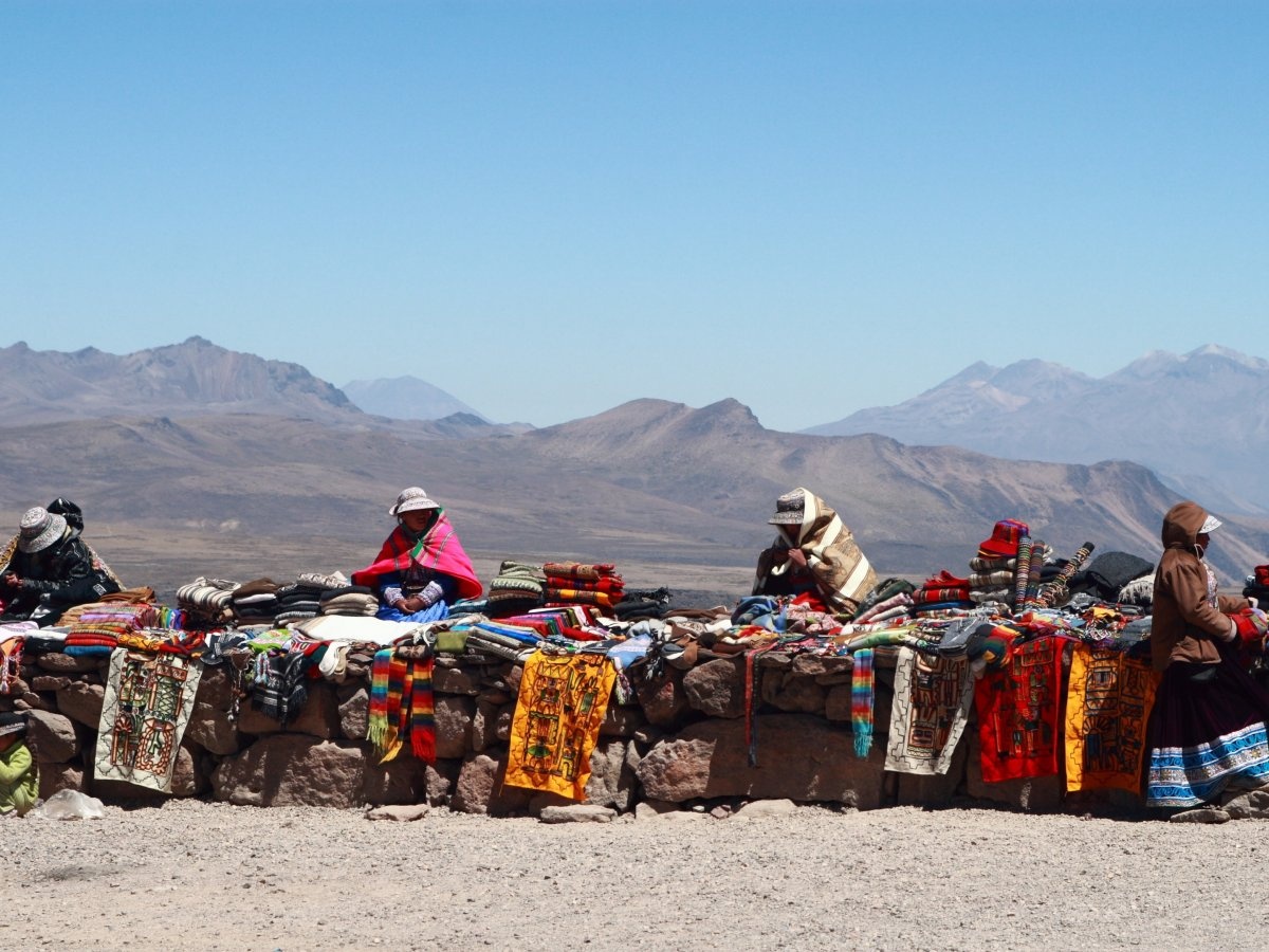 Và có thể mua rất nhiều đồ lưu niệm dòng đường đi.