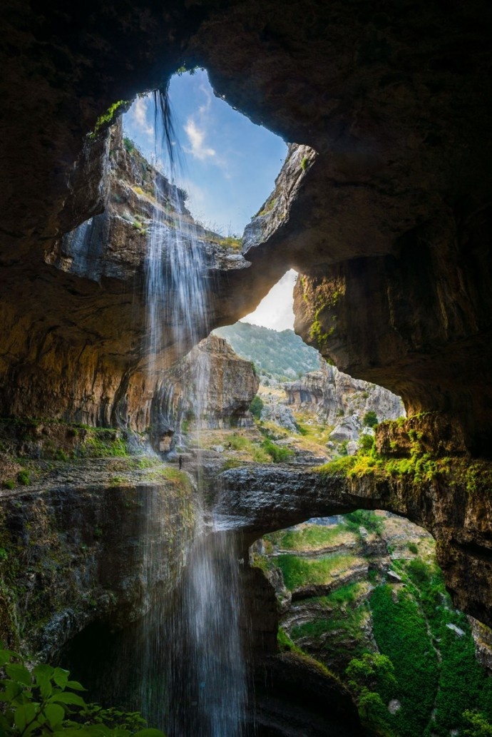 Thác 3 tầng (Lebanon): Dòng thác Baatara Gorge chảy qua 3 tầng đá đổ xuống một hang sâu, tạo thành cảnh quan tuyệt đẹp. Thời điểm đẹp nhất để ghé thăm nơi đây là tháng 3 hoặc tháng 4, khi dòng nước chảy từ trên núi xuống mạnh nhất do tuyết tan.