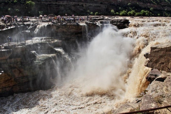 Thác vàng (Trung Quốc): Dòng thác Hukou không chỉ là thác lớn thứ 2 Trung Quốc mà còn có màu vàng đặt trưng. Màu sắc này do dòng sông Hoàng Hà mang theo nhiều phù sa đổ xuống mà thành.