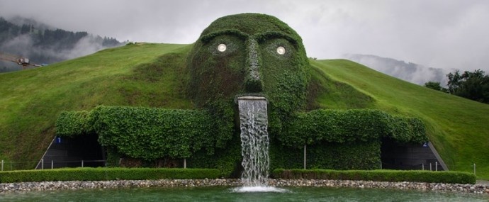 Thác Khổng lồ (Áo): Dòng thác chảy từ miệng một bức tượng khổng lồ trước cửa bảo tàng Swarovski Crystal Worlds. 