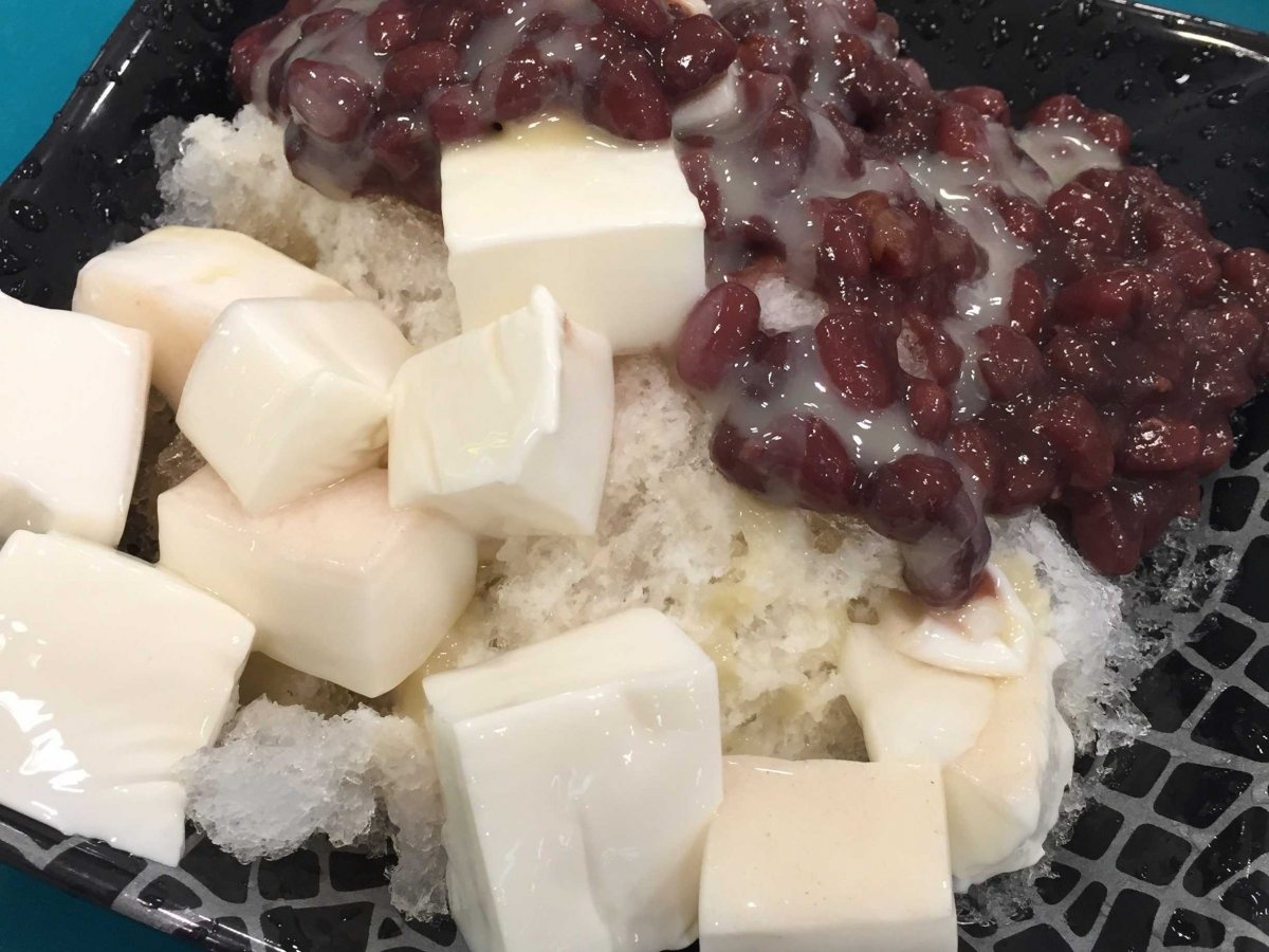 Chè đậu hũ hạnh nhân: Món này được ăn như món ăn vặt hoặc món tráng miệng, gồm đậu hũ, đá bào cùng các phụ gia tùy chọn như trái cây tươi, viên khoai môn hay các loại hạt đậu ngọt. Bạn có thể tìm thấy các món tráng miệng liên quan tới đậu ở các chợ đêm. Gần chợ Luodong có một quán nổi tiếng với món chè đậu hũ mật ong và vừng. Thời tiết ở Đài Loan khá nóng, vì vậy món chè đậu hũ hạnh nhân được nhiều người ưa thích.