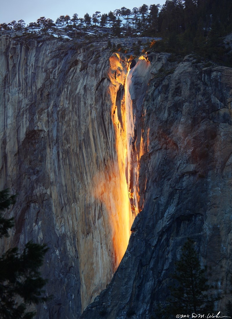 Thác phát sáng (Mỹ): Dòng thác Đuôi ngựa ở Yosemite có màu cam và đỏ rực do ánh nắng mặt trời chiếu xuống. Thác còn có tên gọi khác là thác Lửa.