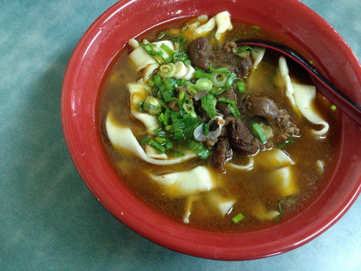 Mì bò: Món này hầu như có ở khắp nơi, trong nhà hàng hay ngoài chợ đêm, bán trong những chiếc bát bằng giấy. Sợi mì khá to, nước dùng sẫm màu ninh từ xương và gân bò, được tô điểm bằng vài xắt hành lá.