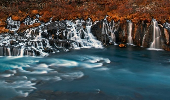 Thác nham thạch (Iceland): Thác Hraunfossar bao gồm nhiều dòng thác nhỏ đổ từ bãi nham thạch cách đó 900 m. Mặc dù mang tên “nham thạch”, nhưng dòng nước ở đây có màu xanh biếc tuyệt đẹp.