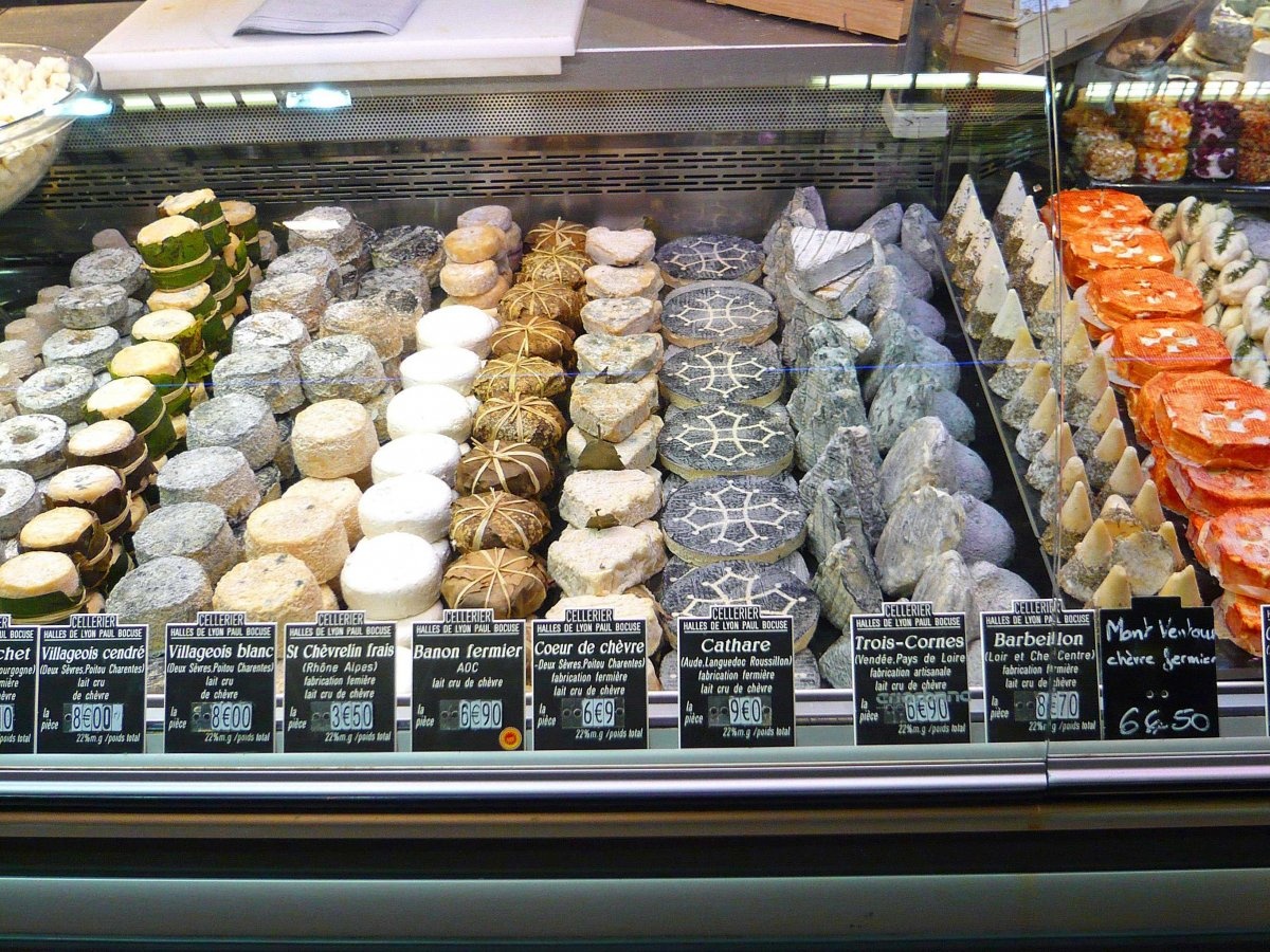 10. Lyon, Pháp: Theo Guardian, Lyon là thủ đô ẩm thực của Pháp và thế giới trong 76 năm qua. Ở Lyon, bạn có thể tìm thấy các món ăn độc đáo như óc heo phủ dấm, hay quán Trois Gaules được coi là quán rượu đầu tiên trên thế giới. Bạn cũng có thể ghé các chợ cổ như Quai Saint-Antoine và Les Halles de Paul Bocuse để mua các món ăn vặt cao cấp.