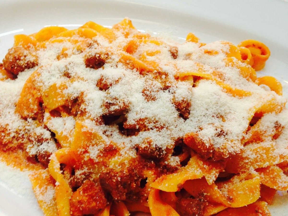 3. Bologna, Italy: Các tour ẩm thực rất phổ biến ở Bologna, Italy, đây cũng chính là nơi khai sinh ra món Tagliatelle alla Bolognese. Bạn có thể nếm thử món mortadella tươi ngon hay các loại phô mai ở chợ Mercato di Mezzo, ghé các cửa hiệu gia đình trên con phố trải đầy sỏi Quadrilatero và nhâm nhi món kem gelato trứ danh.