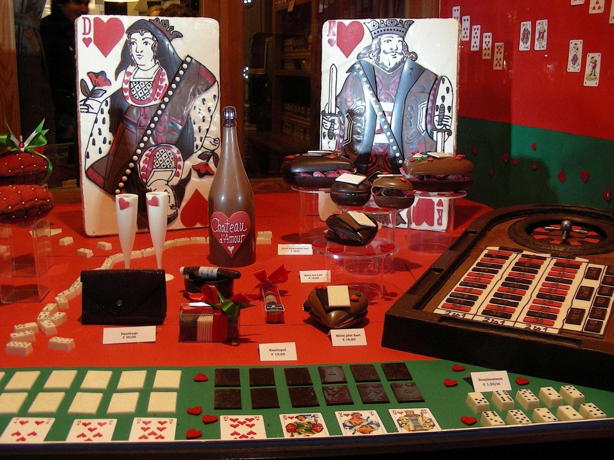 4. Bruges, Bỉ: Ngoài những món ăn nổi tiếng như chocolate, bánh quế phủ kem, trái cây tươi, Bruges còn nổi tiếng với vẹm, khoai tây chiên và cũng là nơi có chocolate ngon hạng nhất. Bạn đừng quên ghé cửa hiệu Chocolate Line để thưởng thức các loại chocolate được làm từ mù tạt, gà hay hàu, thậm chí có cả bàn chơi bạc ăn được.