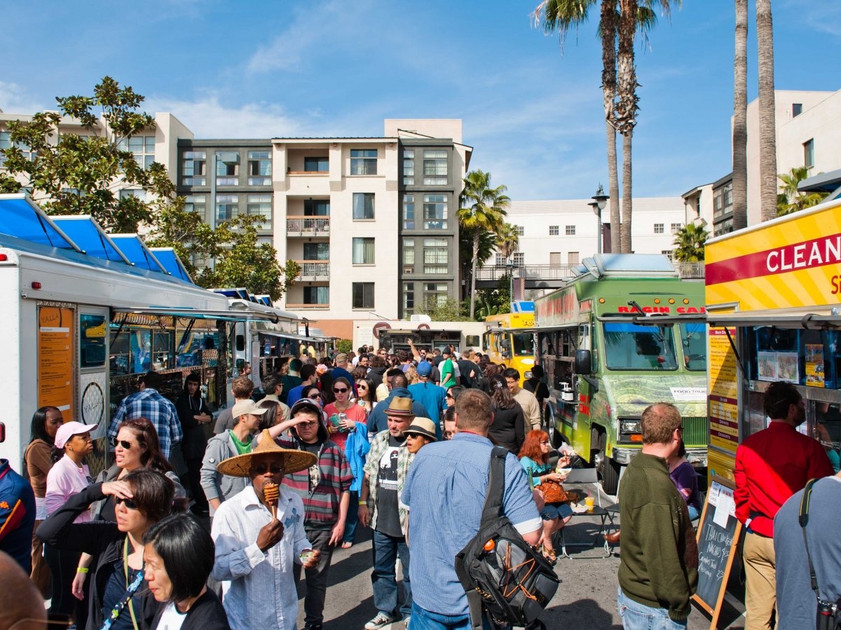 9. Los Angeles, California: Los Angeles là nơi đầu bếp Roy Choi bắt đầu kinh doanh đồ ăn trên xe Kogi, thành phố này phong phú với các loại hải sản tươi sống hay các nhà hàng như Maude by Curtis Stone, các nhà hàng Mexico, Hàn Quốc và sushi chất lượng cao.