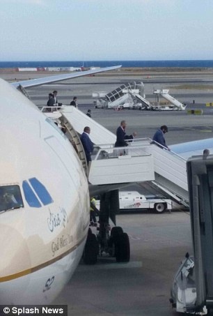 Chuyên cơ chở vua và đoàn tùy tùng hạ cánh tại sân bay Nice hôm thứ 7.