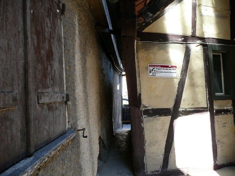 Phố Spreuerhofstraße được xây dựng năm 1727 sau khi trận hỏa hoạn phá hủy khu vực vào năm trước đó. Năm 2007, phố được ghi vào sách kỷ lục Guinness là con phố hẹp nhất thế giới. Có thời gian, căn nhà kề bên con phố bị nghiêng, khiến phố càng bị hẹp lại.