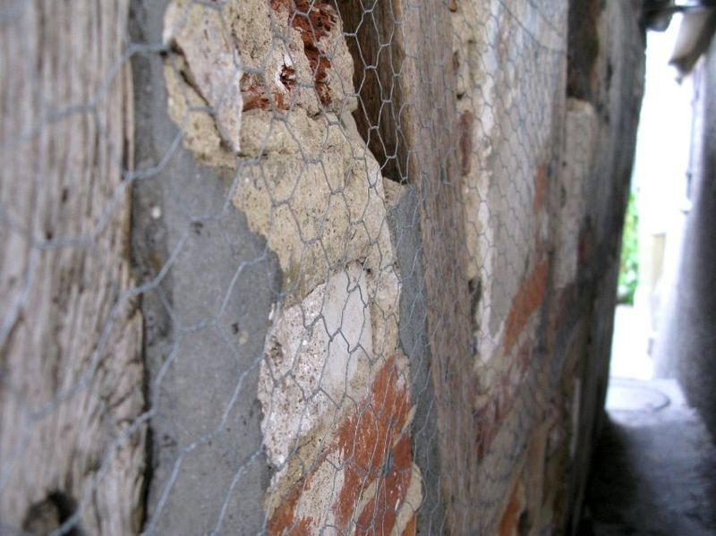 Các nhà chức trách sợ rằng nếu nhà nghiêng quá thì không ai có thể đi lọt qua phố và con phố sẽ mất đi danh hiệu kỷ lục. Người ta cũng không dám dỡ bỏ nhà vì sợ làm phố rộng ra. Bởi vậy, thành phố quyết định chống đỡ cho ngôi nhà để nó tồn tại càng lâu càng tốt.