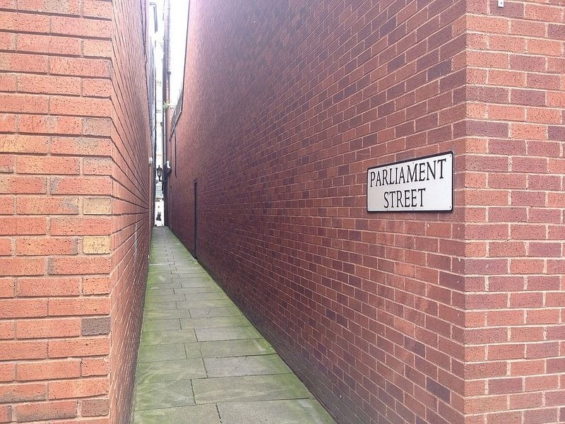2. Phố Parliament, Anh: Con phố này từng giữ kỷ lục hẹp nhất thế giới với chiều dài 50 m và đoạn hẹp nhất chưa tới 0,64 m. Phố Parliament nối phố High và hẻm Waterbeer, có từ thế kỷ 14. Ban đầu, phố được gọi tên là Hẻm Nhỏ trước khi được đặt tên lại vào năm 1832.