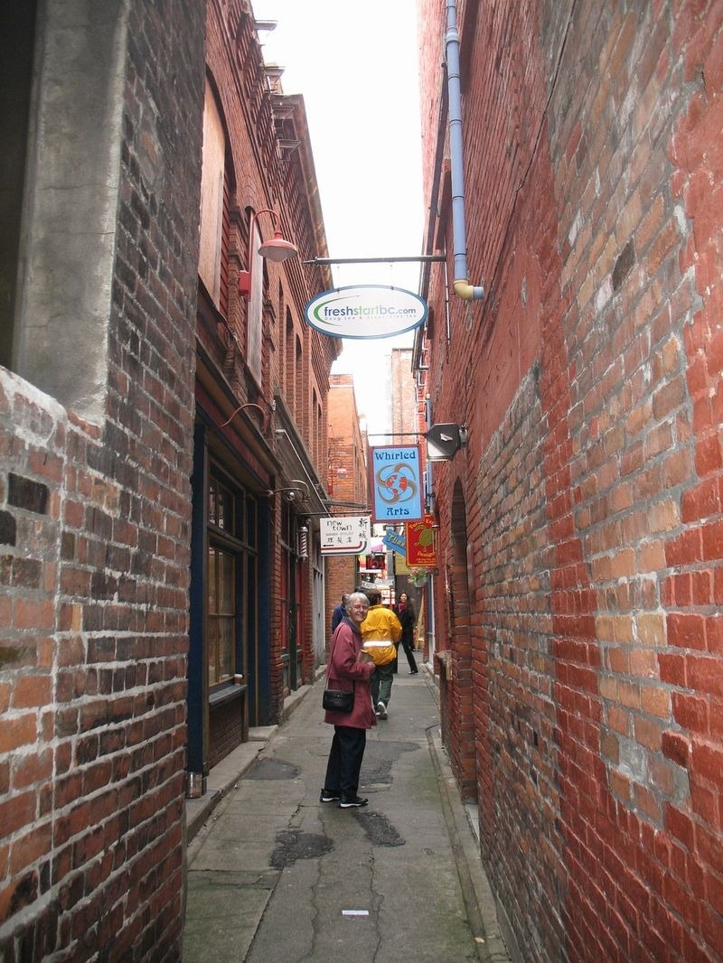 3. Hẻm Fan Tan, Canada: Nằm ở Victoria, Chinatown ở British Columbia, nối đại lộ Fisgard và đại lộ Pandora. Đây là con phố hẹp nhất Canada với đoạn hẹp nhất chỉ 89 cm. Khu vực này ban đầu là quận đánh bạc với nhiều nhà hàng, cửa hiệu và các ổ thuốc phiện. Ngày nay, nơi đây trở thành điểm du lịch với nhiều cửa hiệu, phòng trưng bày, quán cà phê xinh xắn...