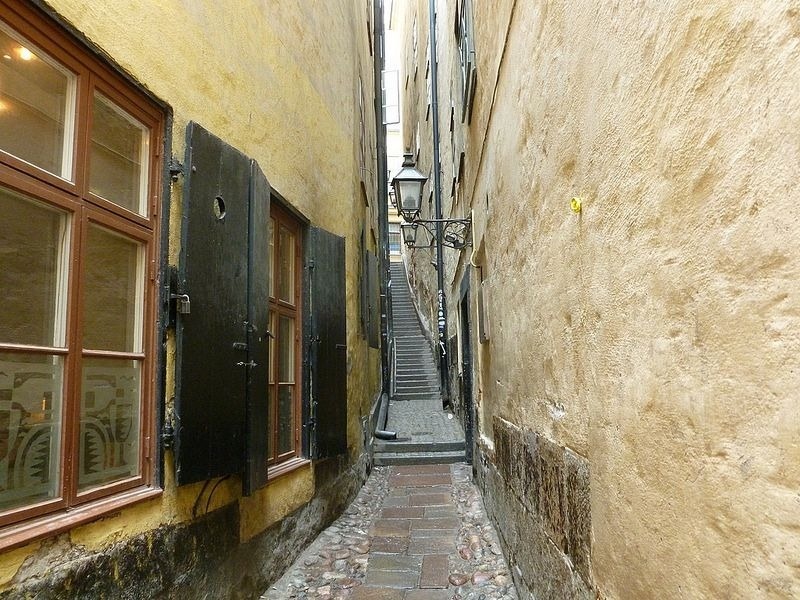 4. Marten Trotzigs Grand, Thụy Điển: Con phố rộng 90 cm này cũng là con phố hẹp nhất Stockholm. Phố được đặt theo tên thương gia Mårten Trotzig (1559–1617), người di cư đến Stockholm vào năm 1581 rồi mua đất ở khu phố này và mở một cửa hàng. Sau này ông trở thành một trong những thương gia giàu nhất Stockholm.