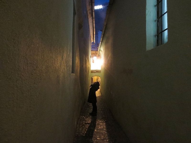 5. Strada Sforii, Romania: Con phố nằm gần Șchei Gate ở thành phố Brașov, Romania. Ban đầu nó chỉ là một hành lang cho lính cứu hỏa sử dụng, nhưng sau đó trở thành điểm thu hút du lịch và là điểm hẹn của nhiều người. Chiều rộng của phố dao động từ 111 - 135 cm, và chiều dài là 80 m.