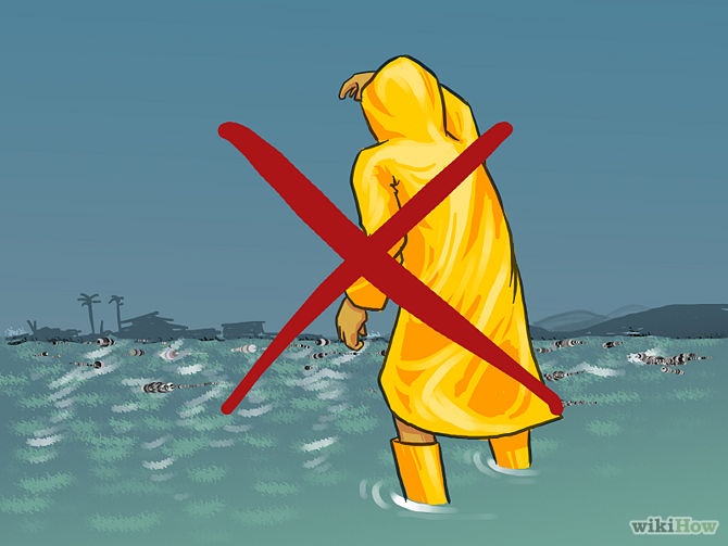 5. Không lội nước: Bạn không thể lường hết được độ sâu hay sức cuốn của lũ, vì vậy nên hạn chế đi lại trong điều kiện mưa lũ. Ngoài ra, bạn không nên tháo giày, vì đây sẽ là vật bảo hộ cho bạn khỏi bị chấn thương do vấp phải đá hay những mảnh vỡ.