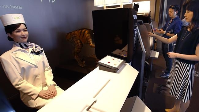 Khach san co tiep vien hoan toan bang robot hinh anh