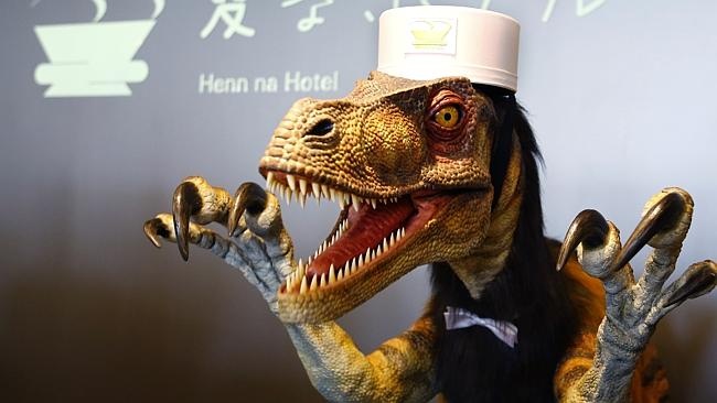và một chú khủng long chào khách bằng tiếng Anh.