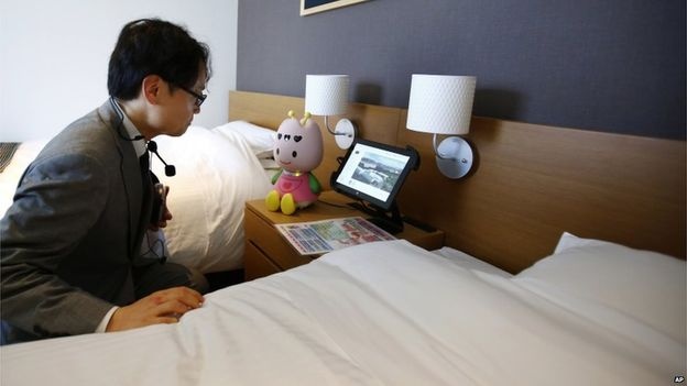 Khi vào trong phòng, một robot xinh xắn cỡ nhỏ như búp bê có tên là Tuly ở chiếc bàn kế bên giường sẽ thông báo tình hình thời tiết, nhiệt độ phòng, thời gian hay bật đèn cho khách. Máy điều hòa trong phòng sẽ tự động điều chỉnh nhiệt độ phù hợp thân nhiệt của khách.