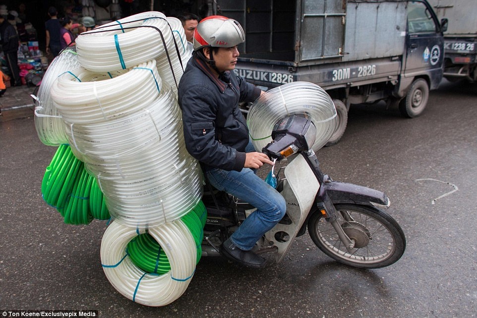 Canh cho cong kenh o Viet Nam len bao Tay hinh anh