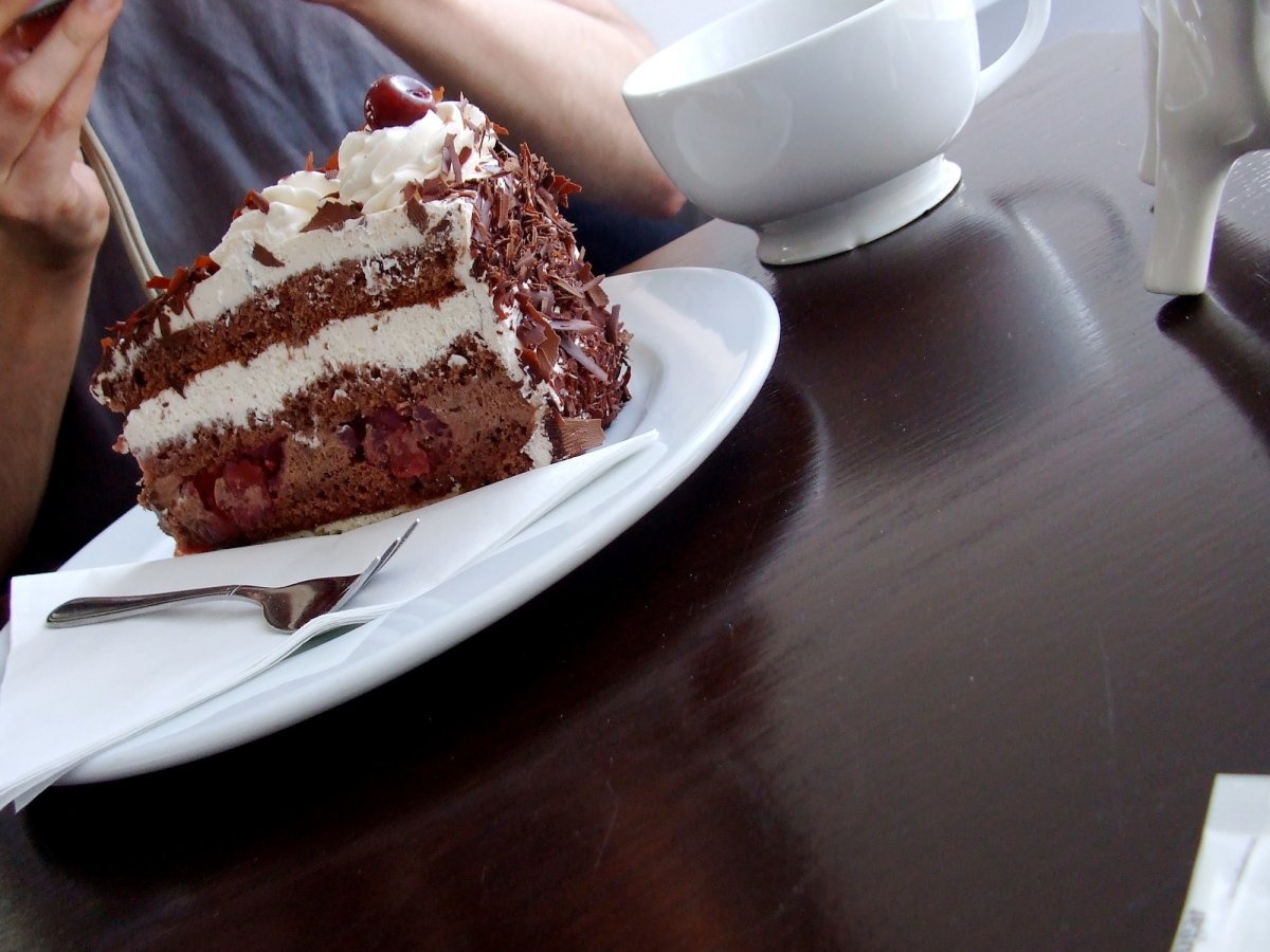 Bánh Schwarzwälder Kirschtorte dịch ra nghĩa đen là Black Forest, có nguồn gốc từ vùng Black Forest phía tây nam nước Đức. Bánh là hỗn hợp tuyệt vời của kem, chocolate, anh đào và Kirsch, một loại rượu trái cây của Đức.