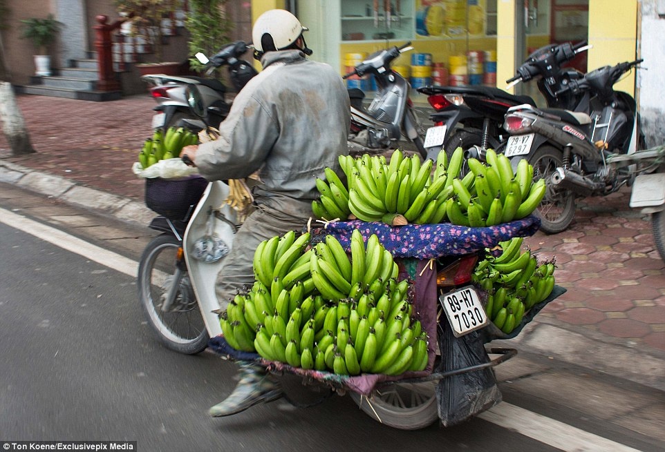 Những hình ảnh này quá đỗi quen thuộc trong đời sống thường ngày của người Việt, nhưng lại là bất ngờ thú vị với khách Tây.