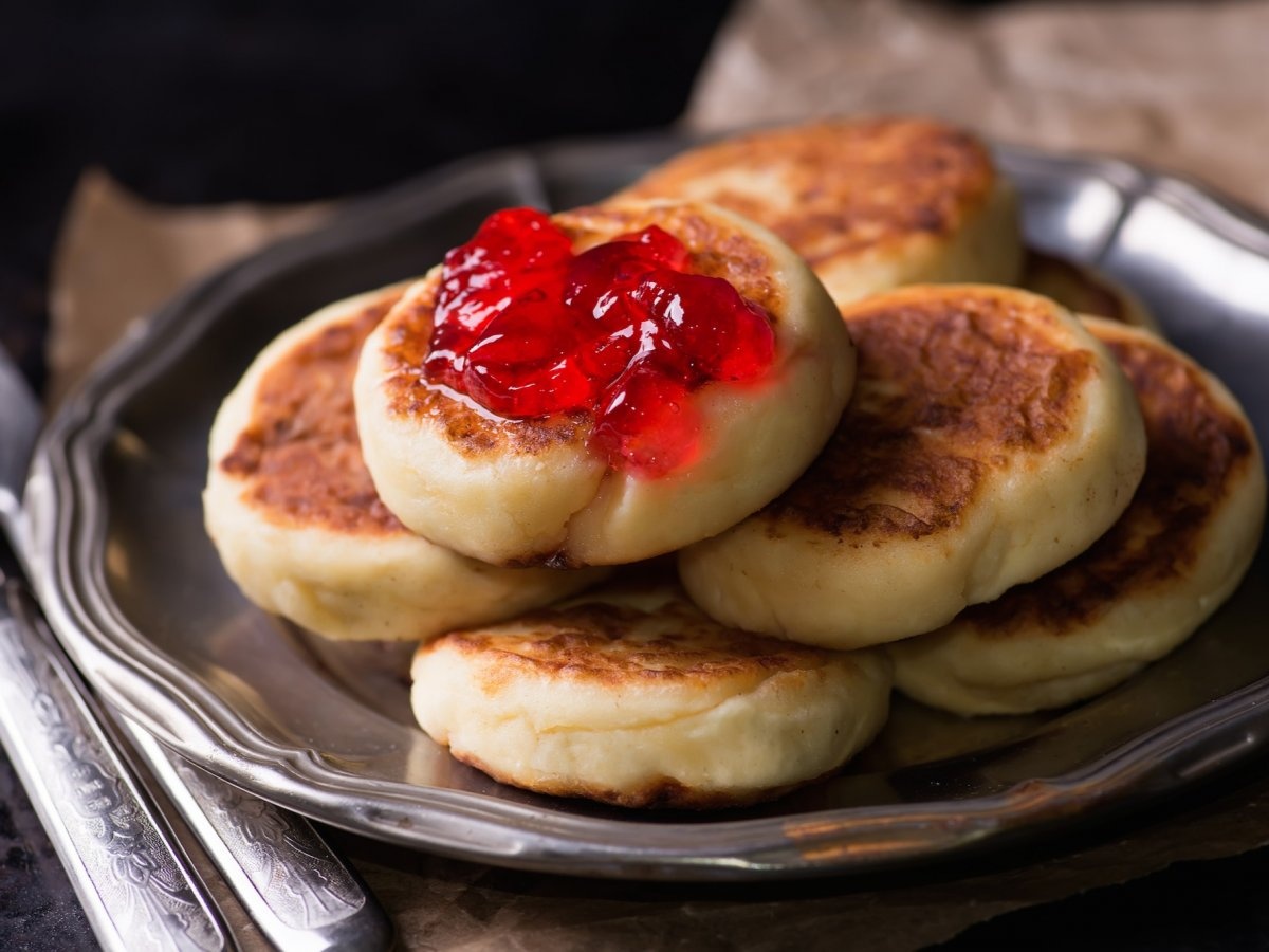 Người Nga rất khoái khẩu món syrniki, đây là loại pancake làm từ một phô mai với kết cấu giống kem chua. Pancake sau đó được rán lên và ăn cùng mứt, xốt táo, kem chua hoặc mật ong.