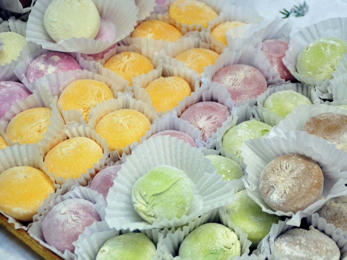 Món bánh mochi nổi tiếng của Nhật Bản có tên gọi bắt nguồn từ mochigome, một loại gạo nếp được xay và nặn thành hình tròn. Mochi được bán quanh năm, nhưng tiêu thụ nhiều nhất vào dịp năm mới ở Nhật Bản. Bên trong mochi là một viên kem mát lạnh.