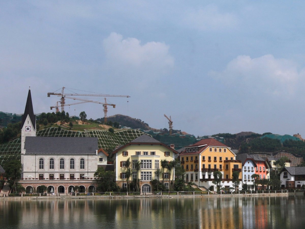 Phiên bản nhái của thị trấn Hallstatt, Áo nằm ở giữa tỉnh Quảng Đông với kinh phí xây dựng <abbr class=