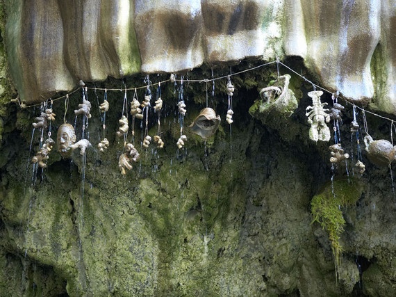 10. Giếng hóa đá, Anh: Truyền thuyết kể rằng Mẹ Shipton là một phù thủy có khả năng tiên tri đã đoán chính xác nhiều sự kiện, trong đó có trận hỏa hoạn lịch sử tại London năm 1666. Tại Hang Mẹ Shipton, du khách sẽ được chứng kiến ngôi nhà đá cùng Giếng Hóa Đá với những phép ma thuật. Trước kia, người ta đồn rằng nước ở đây có khả năng chữa bệnh, còn một số lời đồn cho rằng nếu chạm vào thác thì sẽ bị biến thành đá.