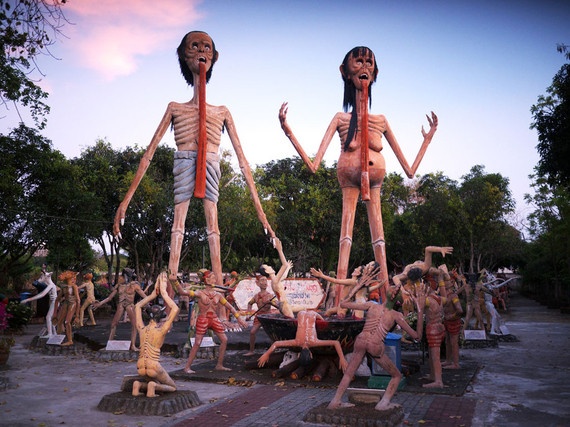 2. Vườn Địa ngục, Thái Lan: Khi vào khu vườn điêu khắc này, du khách sẽ bắt gặp ngay tấm biển viết: “Chào mừng tới Địa ngục”. Vườn địa ngục Wang Saen Suk mô tả chi tiết các hình phạt dành cho những người phạm tội khi còn sống như các cảnh tra tấn xiên da thịt vô cùng tàn bạo. Đây được coi là lời cảnh tỉnh để con người sống hướng thiện hơn.