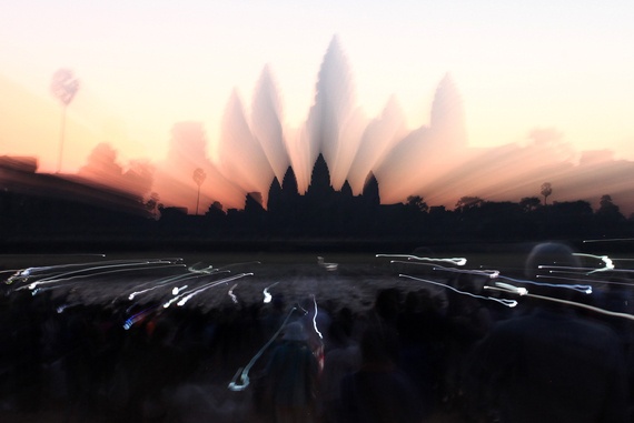 Khi mặt trời bắt đầu lên, màu cam và đỏ bắt đầu rực lên phía sau khu đền. Angkor Wat dường như tỉnh giấc sau một đêm dài.