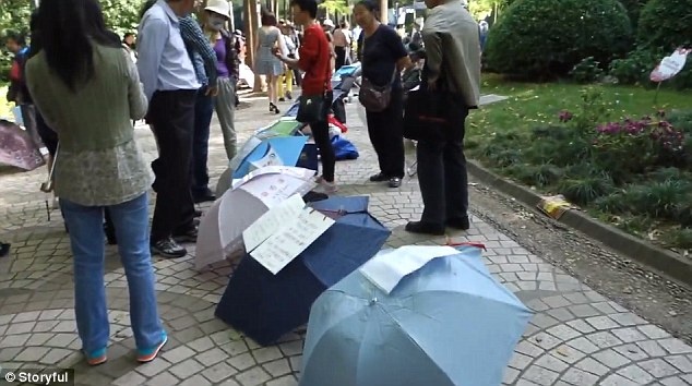 Chợ tình Thượng Hải là một trong nhiều chợ tình ở Trung Quốc. Mặc dù có hàng ngàn bậc cha mẹ đến chợ tình vào mỗi cuối tuần, nhưng tỷ lệ thành công vẫn ở mức thấp. Nhiều bậc phụ huynh còn kiên trì quay lại sau mỗi tháng, thậm chí mỗi năm.