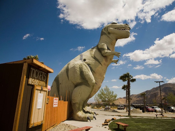 3. Công viên khủng long, California: Công viên khủng long lớn nhất thế giới chỉ có 2 con khủng long có kích cỡ như thật tên là Mr. Rex và Ms. Dinny. Du khách có thể trèo lên 4 tầng trong cơ thể Mr. Rex để nhìn xuống phía dưới qua kẽ răng khủng long. Ms. Dinny có chiều cao 46 m, nặng 150 tấn, là mô hình của khủng long Apatosaurus. 2 chú khủng long này do Claude K. Bell thiết kế. Sau khi ông qua đời năm 1988, công viên khủng long được một nhóm tôn giáo tiếp quản và xây dựng thêm bảo tàng Creationist tại nơi này.