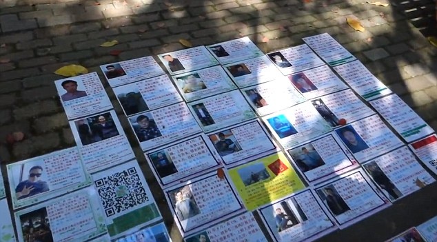 Thông tin của con cái họ được viết trên những tấm thẻ trưng bày ở chợ, bao gồm tuổi tác, chiều cao, thu nhập, trình độ văn hóa hay quê quán..