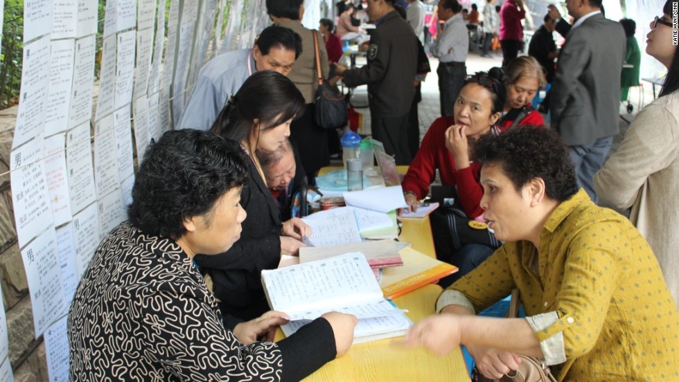 Họp chợ cũng là cơ hội để các bậc phụ huynh trao đổi với nhau để tìm ra đối tượng tiềm năng cho con. 