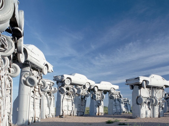 8. Carhenge ở Nebraska: Lấy ý tưởng từ địa danh Stonehenge nổi tiếng, nghệ sĩ Jim Reinders cùng gia đình đã dựng 38 chiếc xe cổ được sơn màu xám và sắp xếp theo tỷ lệ nguyên bản. Sau này, một số tác phẩm xe nghệ thuật được bổ sung vào bộ sưu tập, bao gồm Ford Seasons của Reinders lấy cảm hứng từ tác phẩm âm nhạc Four Seasons của Vivaldi.