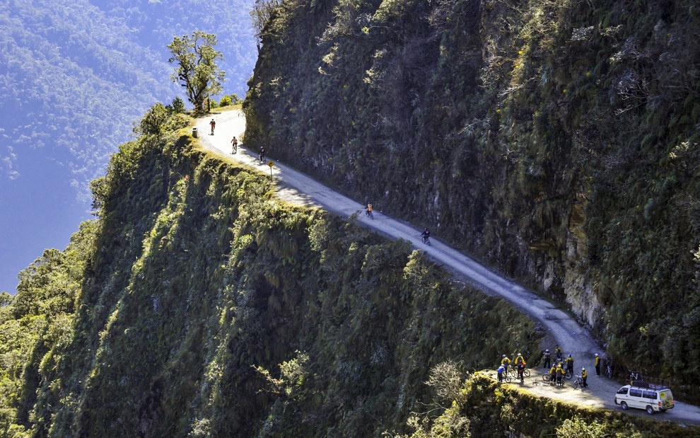 11. “Con đường chết chóc”, Yungas, Bolivia: Cung đường North Yungas là nơi lấy đi 200 – 300 mạng người mỗi năm. Theo BCC, chỉ trong 1 năm đã có khoảng 25 chiếc xe bị nghiêng và rơi xuống vực bên dưới. Tính trung bình thì cứ 2 tuần sẽ có 1 xe bị rơi xuống vực.