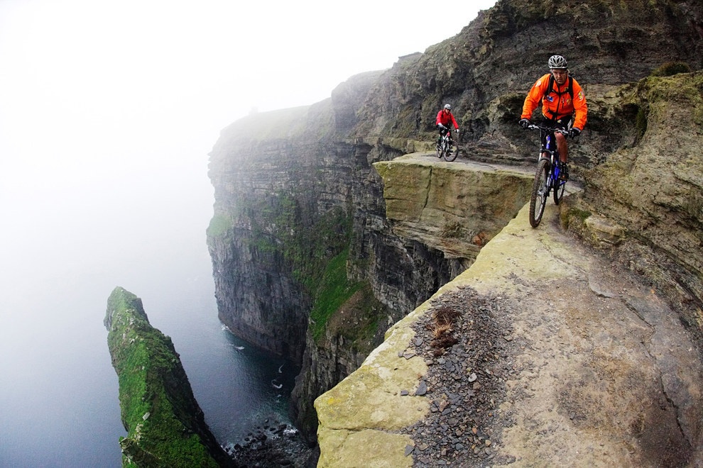 5. Vách đá Moher, Ireland: Nằm ở hạt Clare, Ireland ở độ cao 214 m so với Đại Tây Dương, đây là một trong những điểm thu hút du lịch nổi tiếng ở Ireland. Nhiều du khách ưa mạo hiểm còn cá cược mạng sống của mình khi đạp xe ở vách đá hẹp bên miệng vực.