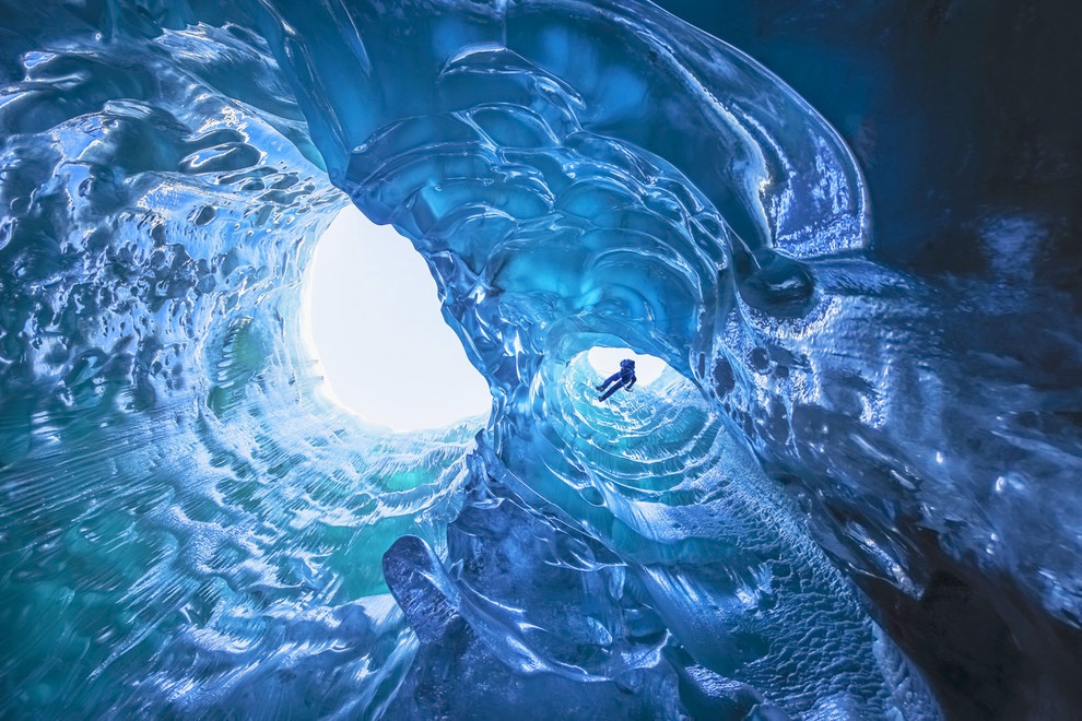 6. Hang băng Mendenhall, Juneau, Alaska: Những hang băng tuyệt đẹp này nằm trong sông băng Mendenhall dài 19 km ở thung lũng Mendenhall và chỉ có thể đến được bằng thuyền. Tuy nhiên, một nghiên cứu gần đây cho biết, sông băng đã bị rút ngắn hơn 3 km tính từ năm 1958 do hiện tượng ấm lên toàn cầu.