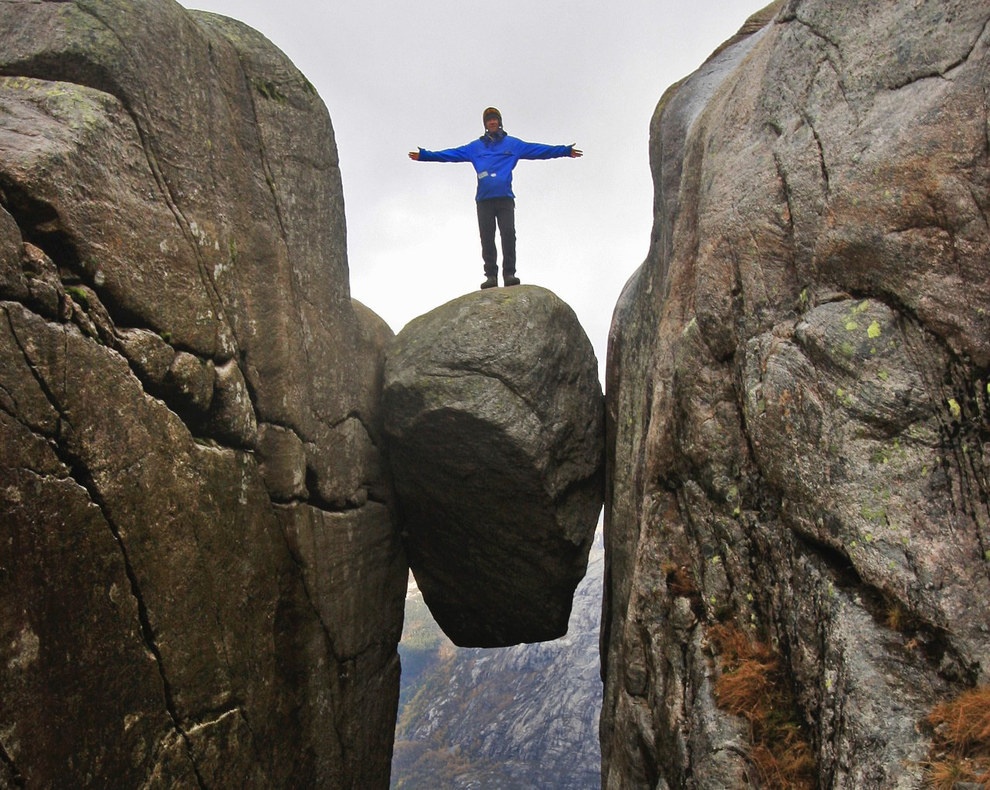7. Tảng đá Kjeragbolten, Rogaland, Na Uy: Nằm ở núi Kjerag, Rogaland, tảng đá độc đáo Kjeragbolten kẹt giữa 2 vách đá là điểm du lịch nổi tiếng ở độ cao 984 m so với mặt đất. Để đặt chân lên tảng đá chênh vênh này, du khách phải xếp hàng nhiều giờ liền do có rất nhiều người đến đây để thử cảm giác mạnh.