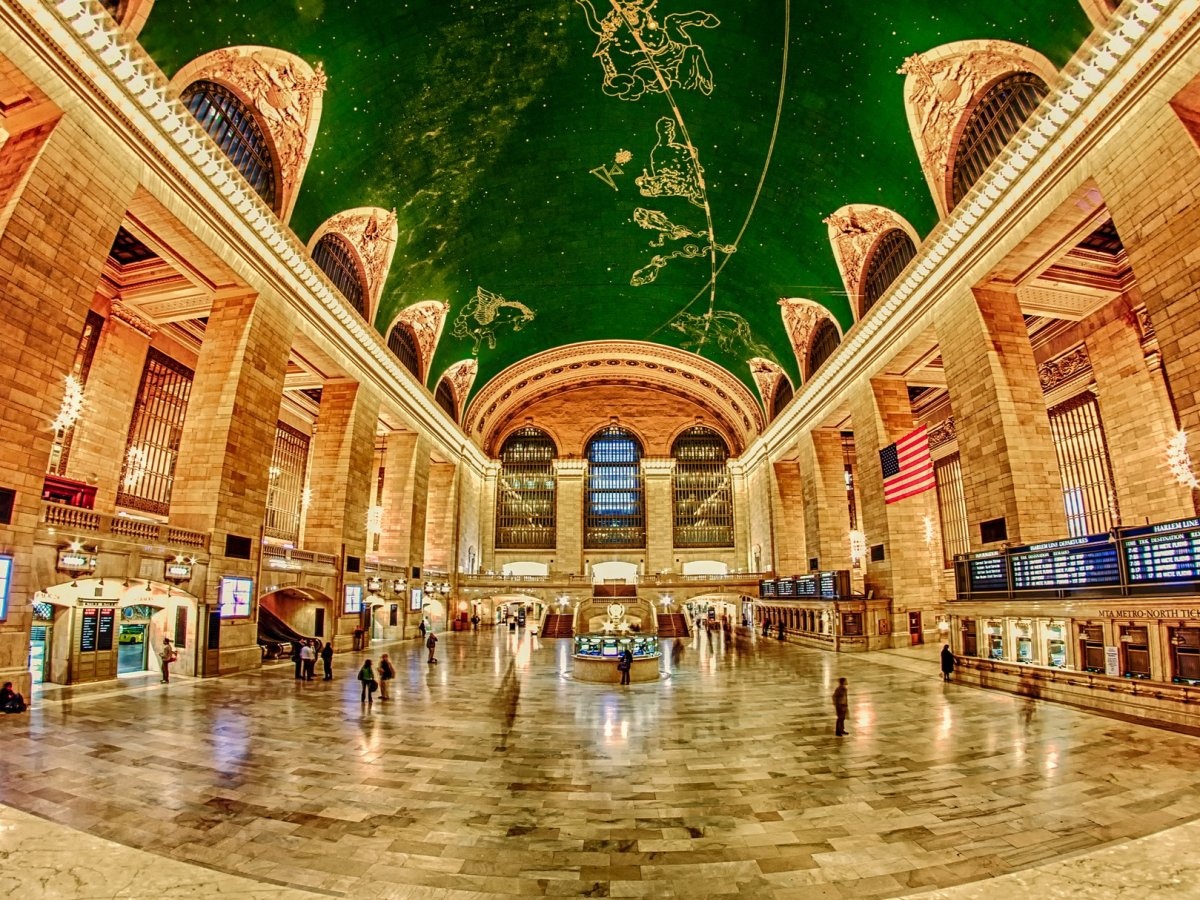 1. Ga có nhiều đường ray nhất: Grand Central Terminal ở New York, Mỹ được xây dựng từ năm 1903 – 1913 được coi là nhà ga lớn nhất thế giới với tổng cộng 44 đường ray. Ngoài ra, ga này còn có một đường ray không sử dụng ở dưới Waldorf Astoria.