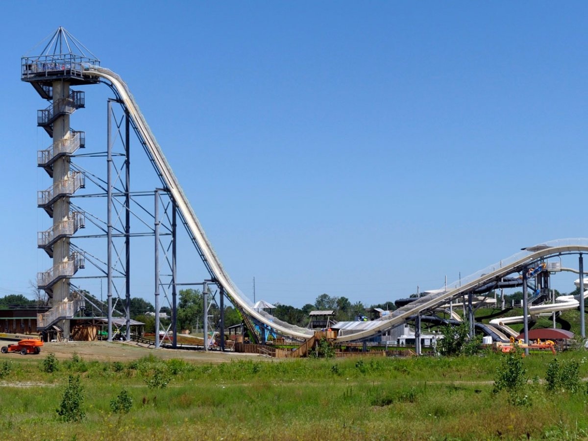 13. Máng trượt nước cao nhất: Máng trượt Verrückt ở công viên nước Schlitterbahn, Kansas City, Kansas có chiều cao hơn 51 m.