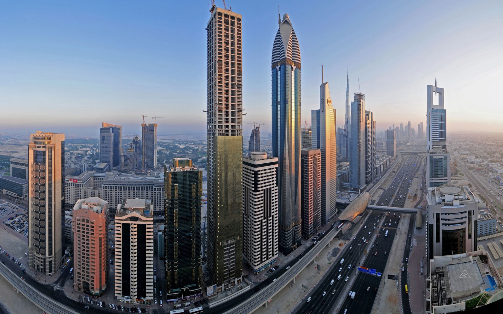 1. Tốc độ thay đổi chóng mặt: Dubai có lẽ là thành phố năng động nhất thế giới. Hãy đừng giật mình nếu sau vài năm trở lại, bạn không thể nhận ra các đường phố, các tòa nhà hay khu vực mà bạn ghé thăm trước đó. Mọi thứ đều trở nên khác biệt và mới mẻ, bởi đó là Dubai. Ảnh: 3villaz.