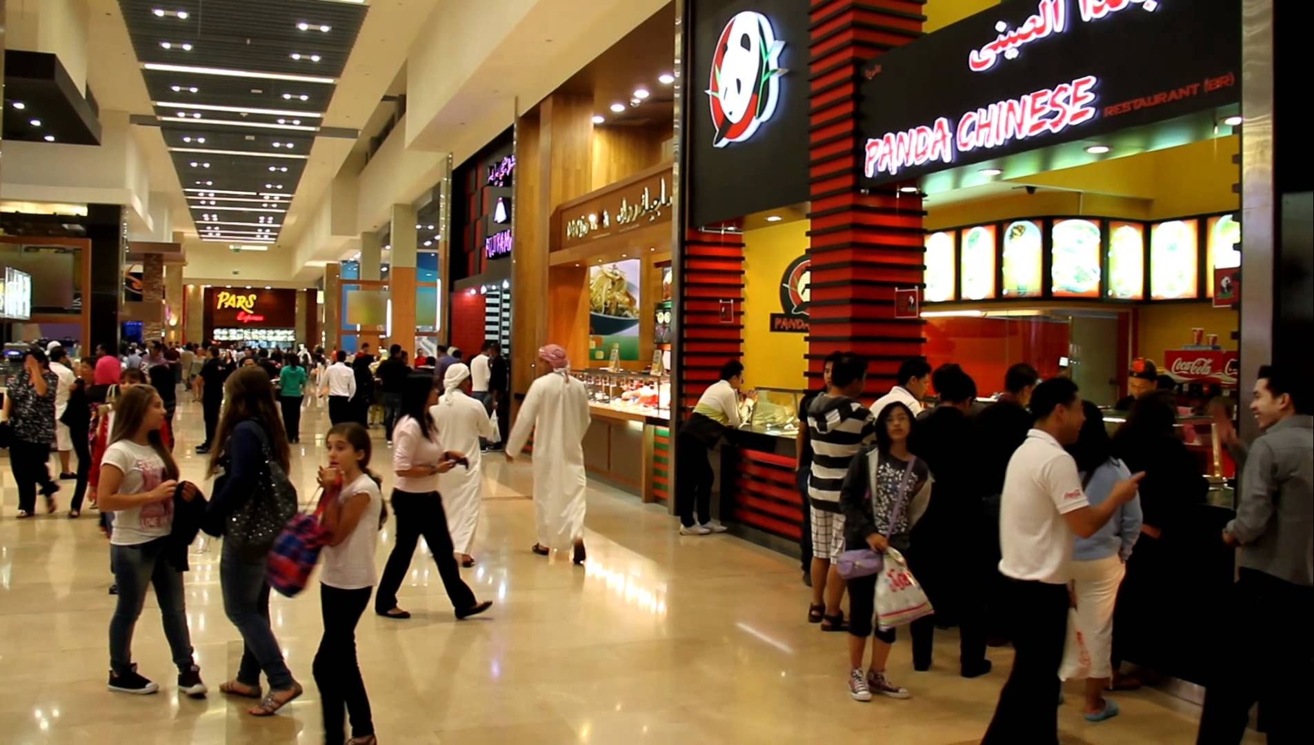 4. Ẩm thực phong phú: Nếu bạn thèm đồ Địa Trung Hải hay các món ăn châu Á, Dubai có đủ thứ cho bạn lựa chọn, từ các loại đồ ăn Indonesia, Việt Nam đến Hy Lạp hay Tây Ban Nha và đều rất ngon lành. Ảnh: Youtube.