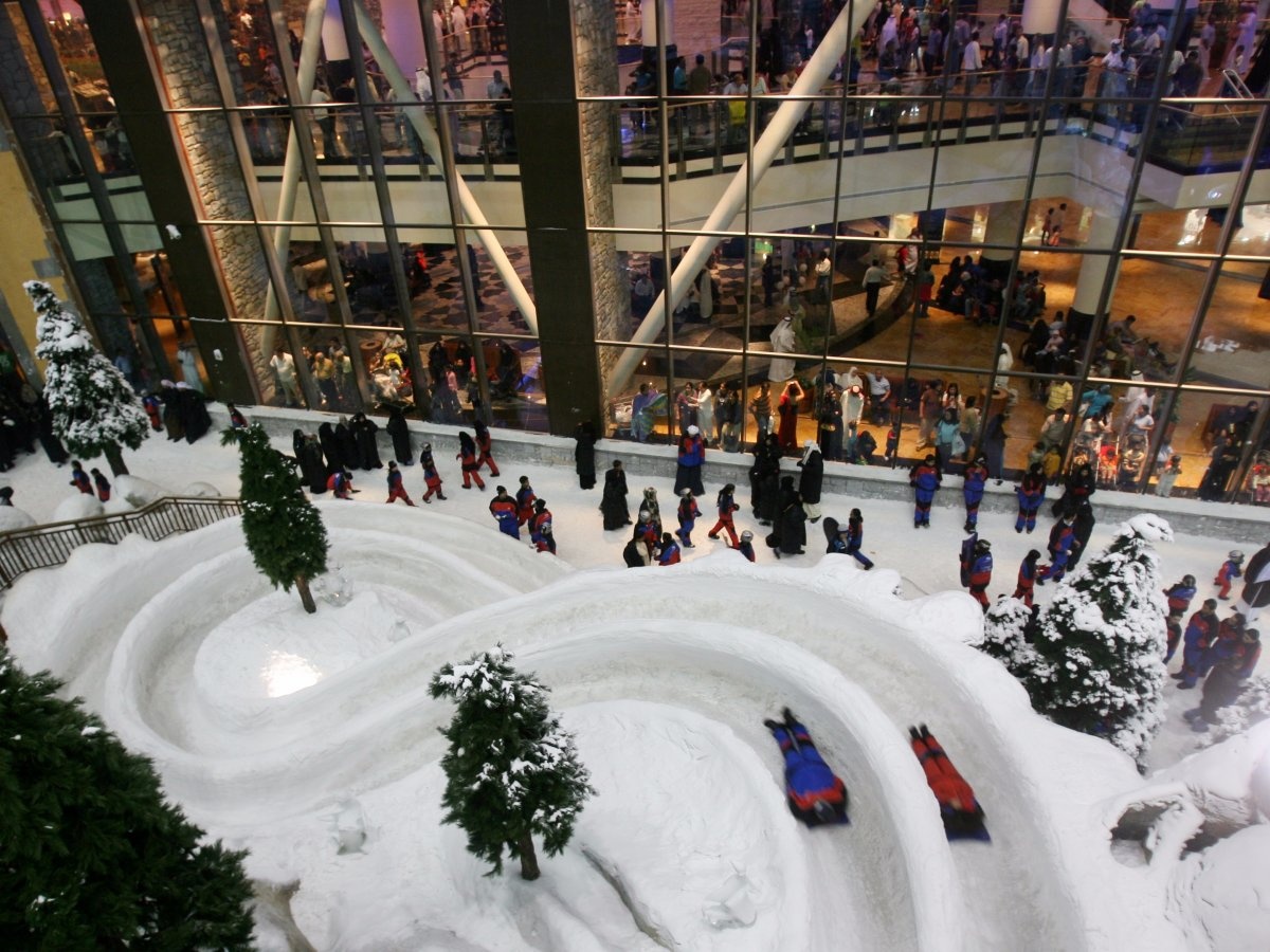 6. Khu trượt tuyết trong nhà lớn nhất: Danh hiệu này thuộc về Mall of the Emirates, Dubai với diện tích lên tới 22.500 m2.