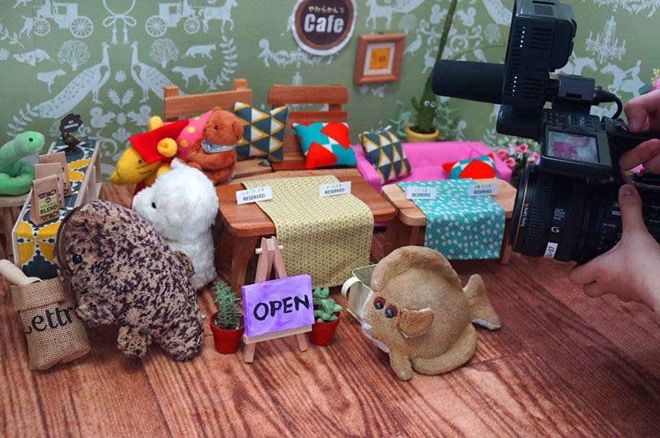 Theo chủ quán, 85% phụ nữ Nhật Bản ở độ tuổi trưởng thành sở hữu ít nhất một con thú nhồi bông, 60% trong số họ trang trí giường ngủ bằng thú nhồi bông và ôm ấp mỗi tối. Bởi vậy, quán được lập ra để nhắm vào thị trường khách hàng tiềm năng này. Họ cho rằng, nếu người ta đối xử với thú nhồi bông như người thật thì thì tại sao lại không có một quán cà phê dành riêng cho chúng?