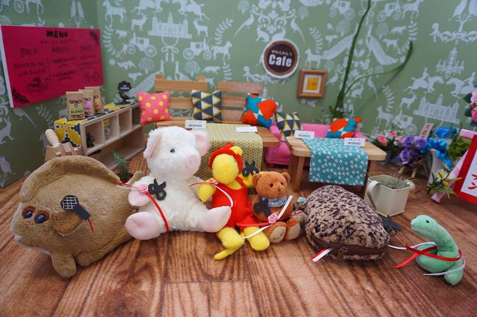 Tour nghỉ tại quán cà phê còn bao gồm những món quà lưu niệm mang về nhà cùng một cuốn album ghi lại những hình ảnh vui vẻ tại quán. Chủ nhân các con thú nhồi bông cũng có thể lên website của quán để tải những tấm hình này. Mỗi lần ghé quán, khách sẽ được đóng dấu vào một tấm thẻ và nhận những món quà như ly cốc, miếng gắn tủ lạnh…